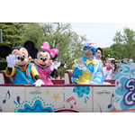 ミッキー＆ミニーとMrs. GREEN APPLEがパレード！東京ディズニーランドにサプライズで登場 画像