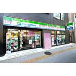 東京・浅草のラッピング店舗（ファミリーマート雷門二丁目店）