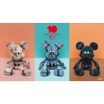 ユニクロ特製ミッキーマウスぬいぐるみ「MAGIC FOR ALL Timeless toy」（C）ディズニー