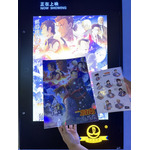 劇場公開特典（ポスターとステッカー各１枚）（写真：合同会社Rouse  李啓源）