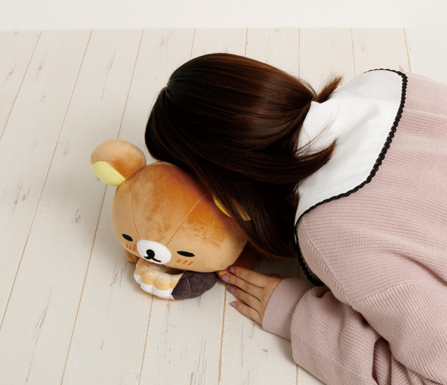リラックマ×ミスタードーナツ「ドーナツまくまくクッション　リラックマ（エンゼルフレンチ）」使用例（C）MISDO 25（C）SAN-X