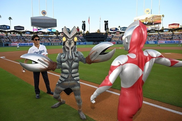 ウルトラマン、バルタン星人が始球式に登場！