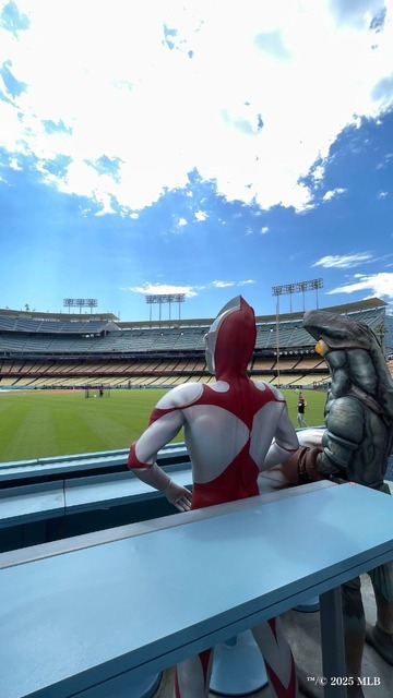 ウルトラマン、バルタン星人が始球式に登場！
