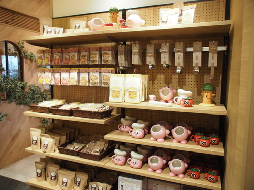『星のカービィ』をテーマにした「カービィカフェ TOKYO」が予約殺到につき常設店舗になってグランドオープン！　ウィスピーウッズの森をイメージした店内の様子やメニューをひと足早くお届け！【レポート】