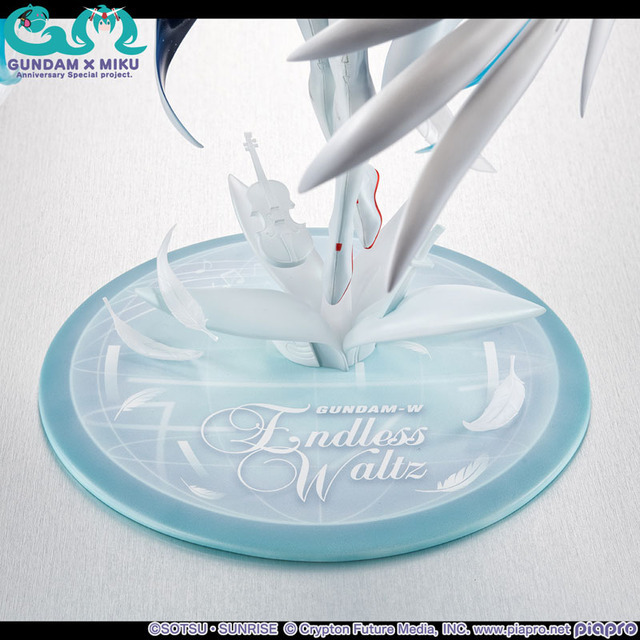 Lucrea(ルクリア) 機動戦士ガンダム45周年×初音ミク 初音ミク×ウイングガンダムゼロ EW 1/7スケール 完成品フィギュア