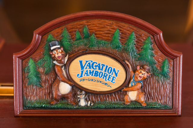 ミセスとコラボのベイマックスやきらびやかなパレードにキャッスルショーまで！“夜プラン”で満喫する東京ディズニーランド