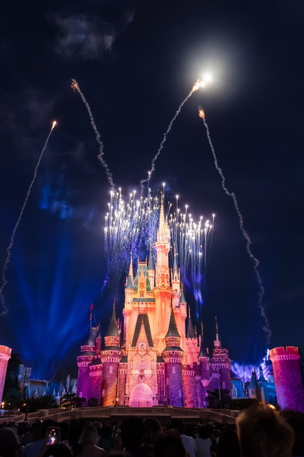 ミセスとコラボのベイマックスやきらびやかなパレードにキャッスルショーまで！“夜プラン”で満喫する東京ディズニーランド