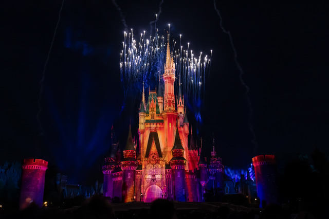 ミセスとコラボのベイマックスやきらびやかなパレードにキャッスルショーまで！“夜プラン”で満喫する東京ディズニーランド