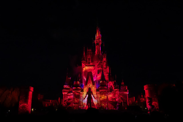 ミセスとコラボのベイマックスやきらびやかなパレードにキャッスルショーまで！“夜プラン”で満喫する東京ディズニーランド