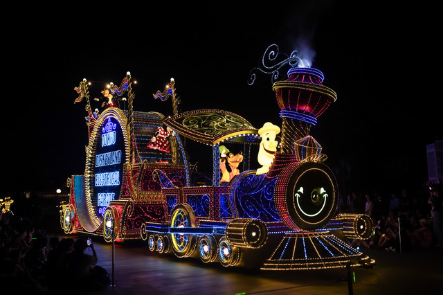 ミセスとコラボのベイマックスやきらびやかなパレードにキャッスルショーまで！“夜プラン”で満喫する東京ディズニーランド