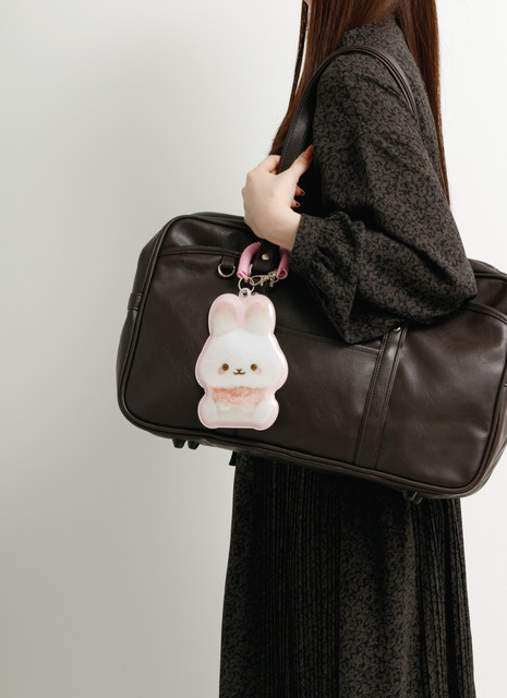 サンエックス「ぬいフォトシリーズ ダイカットパスケース」使用イメージ（C）2025 SAN-X CO., LTD. ALL RIGHTS RESERVED.