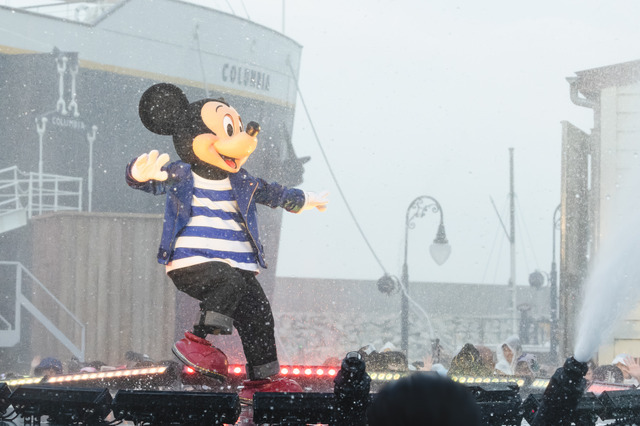 終演する「ビッグバンドビート」のイベントも開催中！暑さやわらぐレイトサマーの東京ディズニーシーを満喫