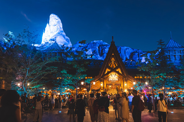 終演する「ビッグバンドビート」のイベントも開催中！暑さやわらぐレイトサマーの東京ディズニーシーを満喫