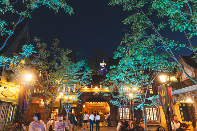 終演する「ビッグバンドビート」のイベントも開催中！暑さやわらぐレイトサマーの東京ディズニーシーを満喫