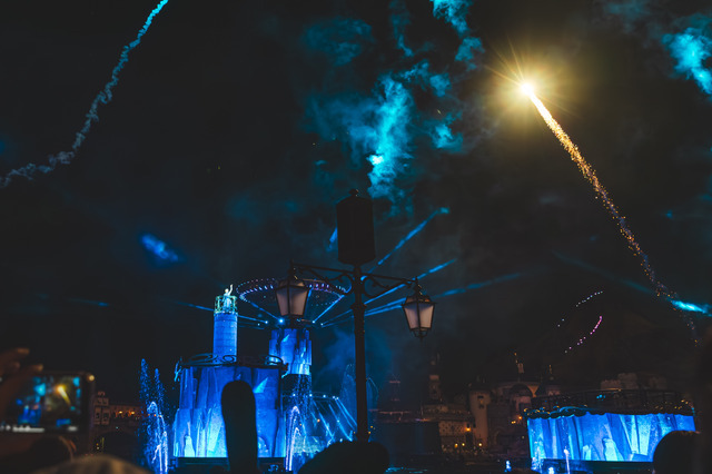 終演する「ビッグバンドビート」のイベントも開催中！暑さやわらぐレイトサマーの東京ディズニーシーを満喫