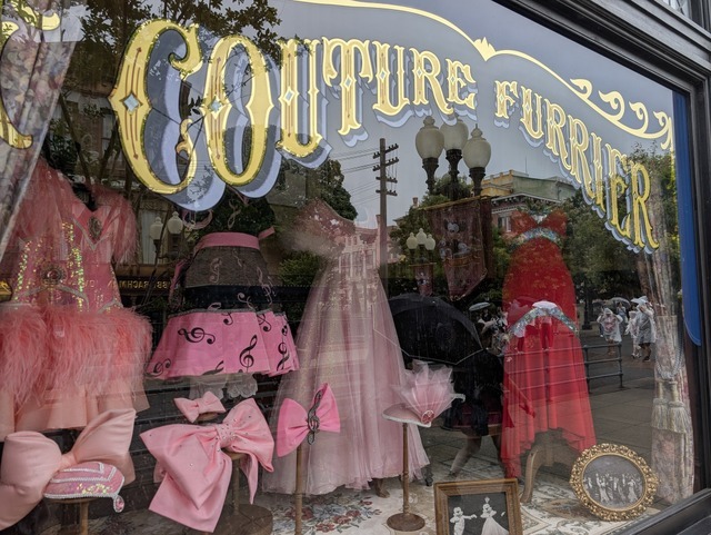 終演する「ビッグバンドビート」のイベントも開催中！暑さやわらぐレイトサマーの東京ディズニーシーを満喫