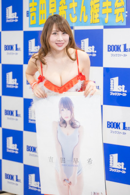 吉田早希が初カレンダーに歓喜！　「かわいい衣装と16年の歴史を味わって」