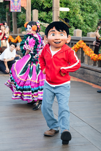 ミゲルも登場！東京ディズニーシー、ディズニー＆ピクサー映画『リメンバー・ミー』の世界がテーマの「ラソス・デ・ラ・ファミリア」初開催！