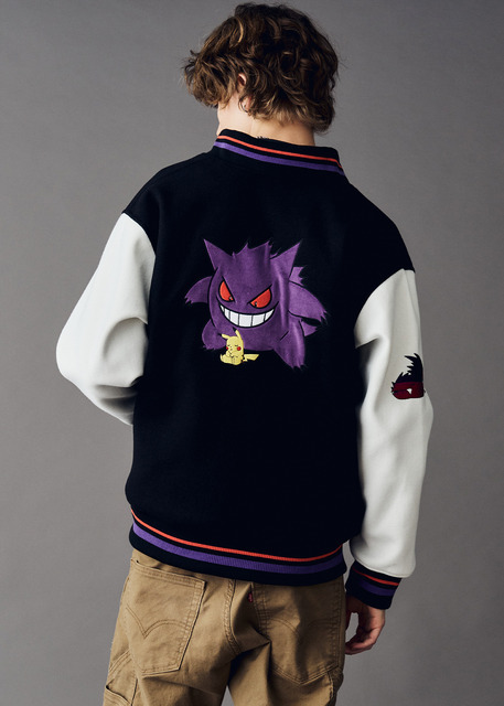 ポケットモンスター×グラニフ「ピカチュウ＆ゲンガー｜スタジアムジャンパー」着用イメージ（C）Nintendo・Creatures・GAME FREAK・TV Tokyo・ShoPro・JR Kikaku （C）Pokemon