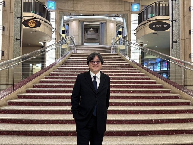 映画『果てしなきスカーレット』チャイニーズシアター内階段前