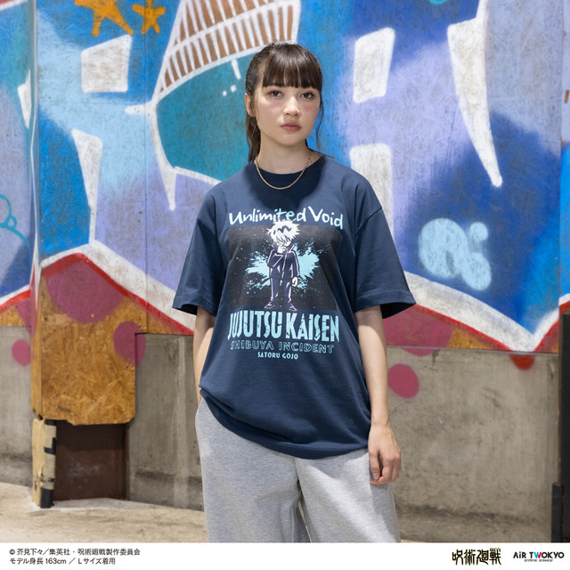 AIR TWOKYO『呪術廻戦』グッズコレクション「シーンイラストTシャツ 2（無量空処）」（C）芥見下々／集英社・呪術廻戦製作委員会