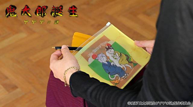 映画『鬼太郎誕生 ゲゲゲの謎』×石黒亜矢子コラボグッズ「ガゼットスライダーポーチ（鬼太郎の父と鬼太郎の母）」使用イメージ（C）映画「鬼太郎誕生ゲゲゲの謎」製作委員会