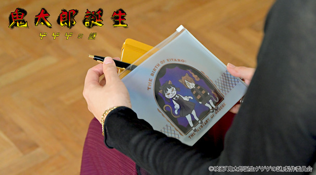 映画『鬼太郎誕生 ゲゲゲの謎』×石黒亜矢子コラボグッズ「ガゼットスライダーポーチ（鬼太郎とねこ娘）」使用イメージ（C）映画「鬼太郎誕生ゲゲゲの謎」製作委員会