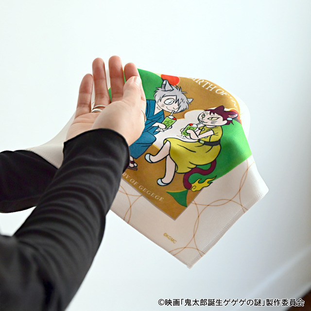 映画『鬼太郎誕生 ゲゲゲの謎』×石黒亜矢子コラボグッズ「ハンドタオル（鬼太郎の父と鬼太郎の母）」使用イメージ（C）映画「鬼太郎誕生ゲゲゲの謎」製作委員会