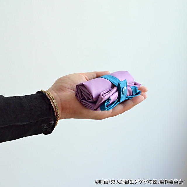 映画『鬼太郎誕生 ゲゲゲの謎』×石黒亜矢子コラボグッズ「エコバッグ（水木と沙代）」使用イメージ（C）映画「鬼太郎誕生ゲゲゲの謎」製作委員会