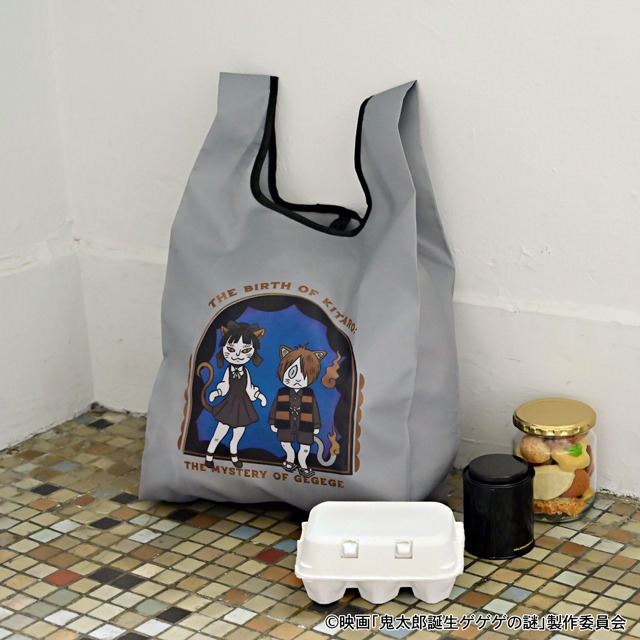 映画『鬼太郎誕生 ゲゲゲの謎』×石黒亜矢子コラボグッズ「エコバッグ（鬼太郎とねこ娘）」使用イメージ（C）映画「鬼太郎誕生ゲゲゲの謎」製作委員会