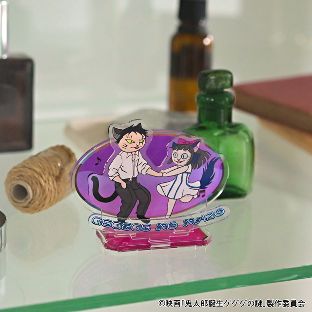 映画『鬼太郎誕生 ゲゲゲの謎』×石黒亜矢子コラボグッズ「アクリルスタンド（水木と沙代）」使用イメージ（C）映画「鬼太郎誕生ゲゲゲの謎」製作委員会