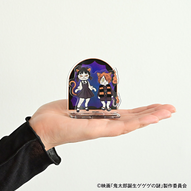 映画『鬼太郎誕生 ゲゲゲの謎』×石黒亜矢子コラボグッズ「アクリルスタンド（太郎とねこ娘）」使用イメージ（C）映画「鬼太郎誕生ゲゲゲの謎」製作委員会