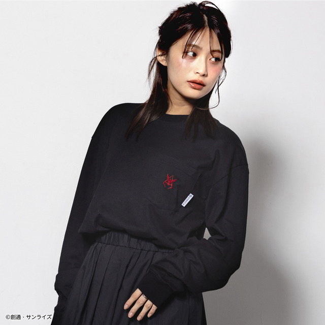 STRICT-G BASIC『機動戦士ガンダム』ポケット付きロングTシャツ シャアマーク　着用イメージ（C）創通・サンライズ