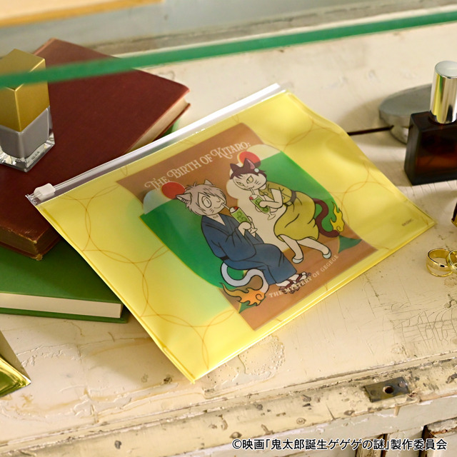 映画『鬼太郎誕生 ゲゲゲの謎』×石黒亜矢子コラボグッズ「ガゼットスライダーポーチ（鬼太郎の父と鬼太郎の母）」使用イメージ（C）映画「鬼太郎誕生ゲゲゲの謎」製作委員会