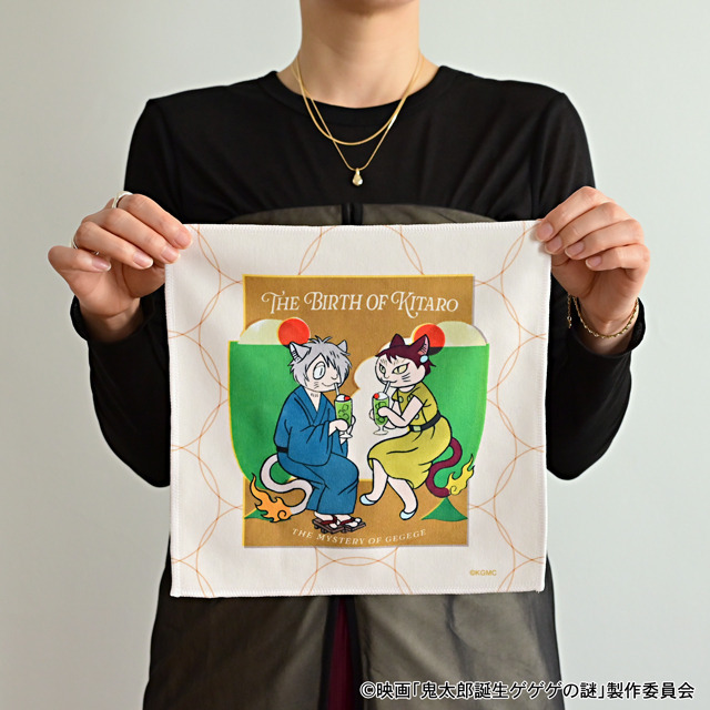 映画『鬼太郎誕生 ゲゲゲの謎』×石黒亜矢子コラボグッズ「ハンドタオル（鬼太郎の父と鬼太郎の母）」使用イメージ（C）映画「鬼太郎誕生ゲゲゲの謎」製作委員会