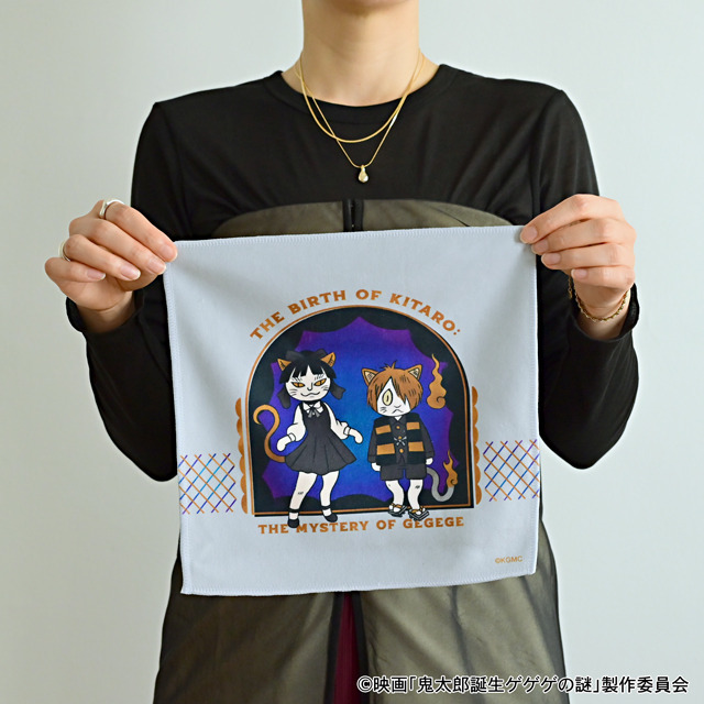 映画『鬼太郎誕生 ゲゲゲの謎』×石黒亜矢子コラボグッズ「ハンドタオル（鬼太郎とねこ娘）」使用イメージ（C）映画「鬼太郎誕生ゲゲゲの謎」製作委員会