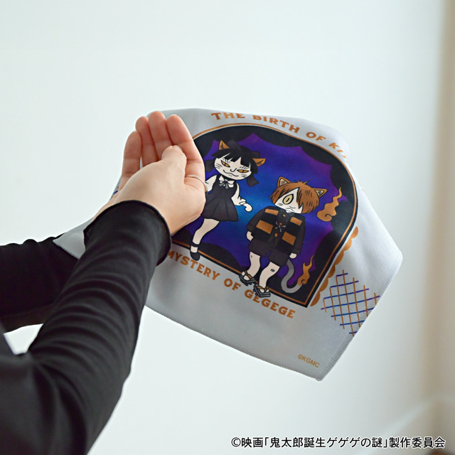 映画『鬼太郎誕生 ゲゲゲの謎』×石黒亜矢子コラボグッズ「ハンドタオル（鬼太郎とねこ娘）」使用イメージ（C）映画「鬼太郎誕生ゲゲゲの謎」製作委員会