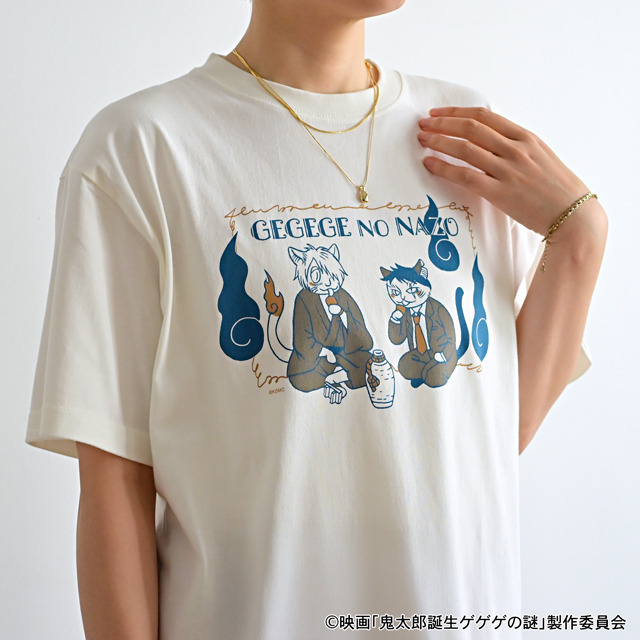 映画『鬼太郎誕生 ゲゲゲの謎』×石黒亜矢子コラボグッズ「クルーネックTシャツ（鬼太郎の父と水木）」使用イメージ（C）映画「鬼太郎誕生ゲゲゲの謎」製作委員会