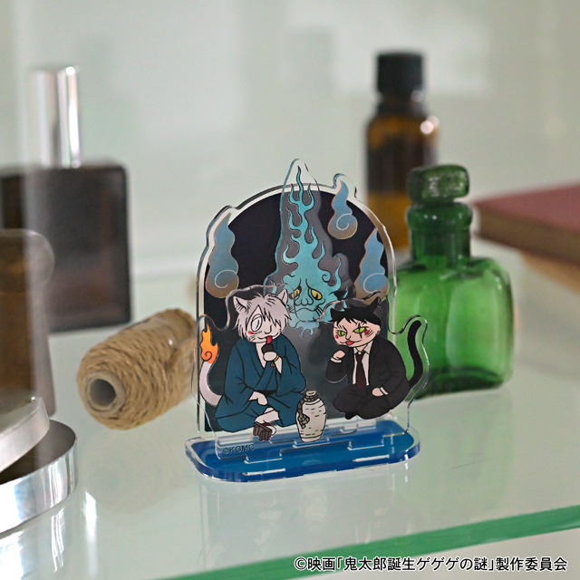 映画『鬼太郎誕生 ゲゲゲの謎』×石黒亜矢子コラボグッズ「アクリルスタンド（鬼太郎の父と水木）」使用イメージ（C）映画「鬼太郎誕生ゲゲゲの謎」製作委員会