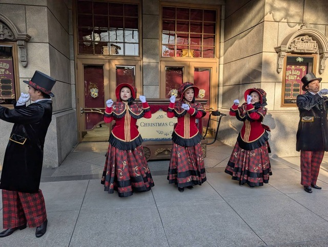 「クリスマスキャロラーズ」※11月10日撮影