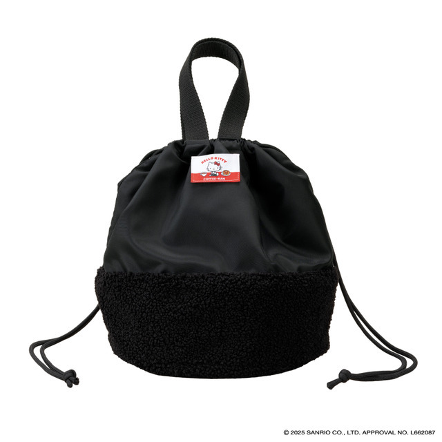 ハローキティのタグが映える、異素材ミックスのボア巾着バッグ