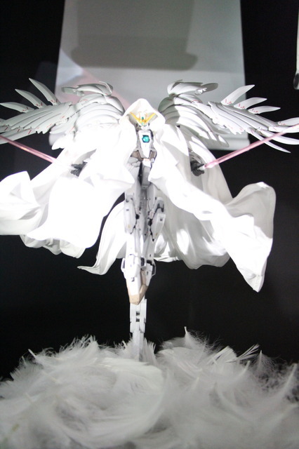 「GUNDAM FIX FIGURATION METAL COMPOSITE ウイングガンダムゼロ クロークドカスタム」実物写真