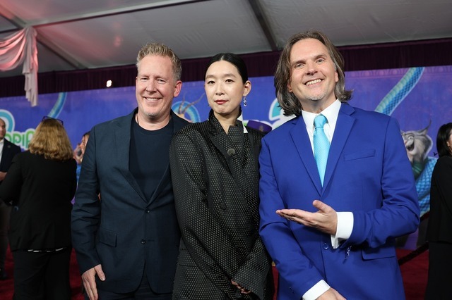 映画『ズートピア2』ワールドプレミア 左から：ジャレド・ブッシュ、江口のりこ、バイロン・ハワード（C）2025 Getty Images／Getty Images for Disney