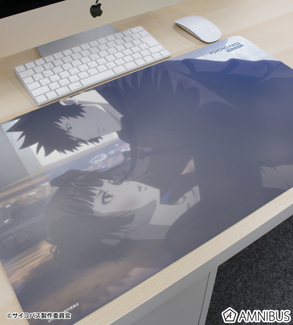 『劇場版 PSYCHO-PASS サイコパス PROVIDENCE』常守 朱＆狡噛 慎也 場面写マルチデスクマット　使用イメージ（C）サイコパス製作委員会