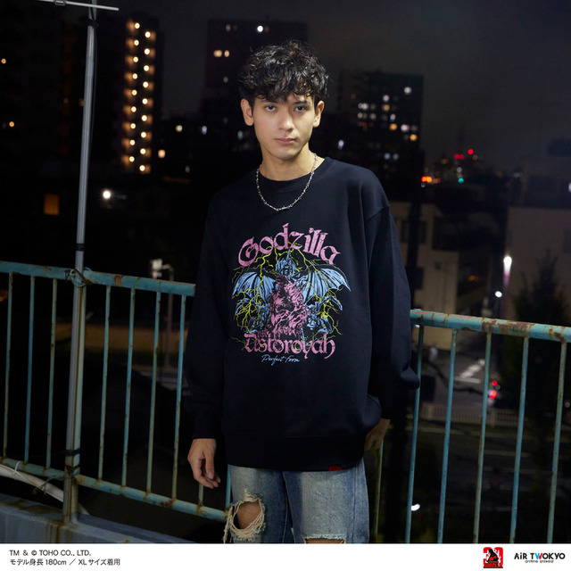 AIR TWOKYO『ゴジラVSデストロイア』グッズコレクション「シーンイラストスウェット 3（ゴジラ＆デストロイア）」着用イメージ　TM ＆（C）TOHO CO.,LTD.