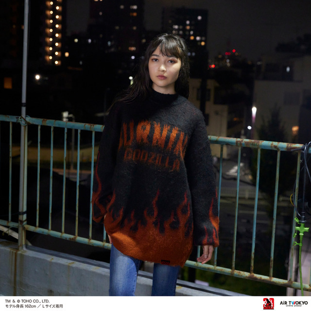 AIR TWOKYO『ゴジラVSデストロイア』グッズコレクション「バーニングゴジラ セーター」着用イメージ　TM ＆（C）TOHO CO.,LTD.
