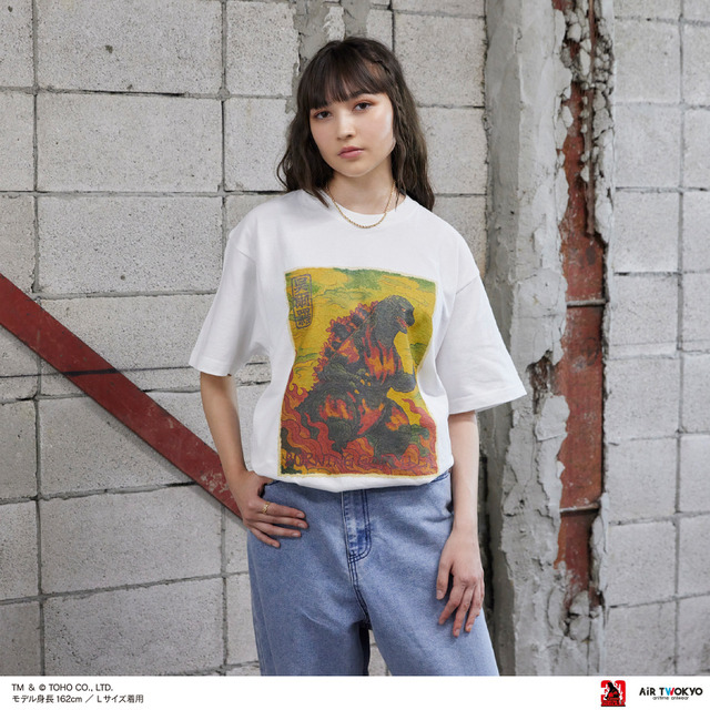 AIR TWOKYO『ゴジラVSデストロイア』グッズコレクション「シーンイラストTシャツ 1（呉爾羅）」着用イメージ　TM ＆（C）TOHO CO.,LTD.