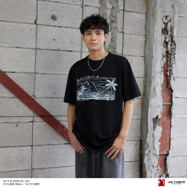 AIR TWOKYO『ゴジラVSデストロイア』グッズコレクション「シーンイラストTシャツ 4（ゴジラジュニア）」着用イメージ　TM ＆（C）TOHO CO.,LTD.