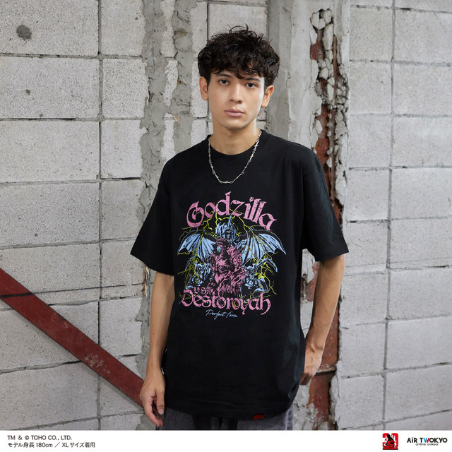 AIR TWOKYO『ゴジラVSデストロイア』グッズコレクション「シーンイラストTシャツ 6（ゴジラ＆デストロイア）」着用イメージ　TM ＆（C）TOHO CO.,LTD.