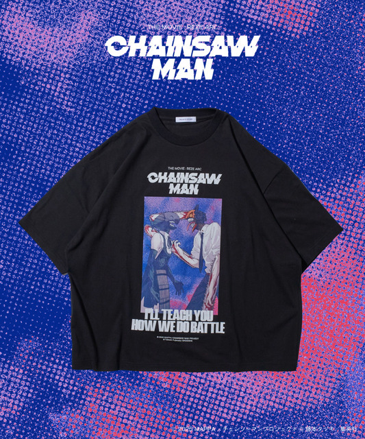 劇場版『チェンソーマン レゼ篇』FREAK'S STOREプリント クルーネックTシャツ「ChainsawMan＆Bomb」（C）2025 MAPPA／チェンソーマンプロジェクト（C）藤本タツキ／集英社